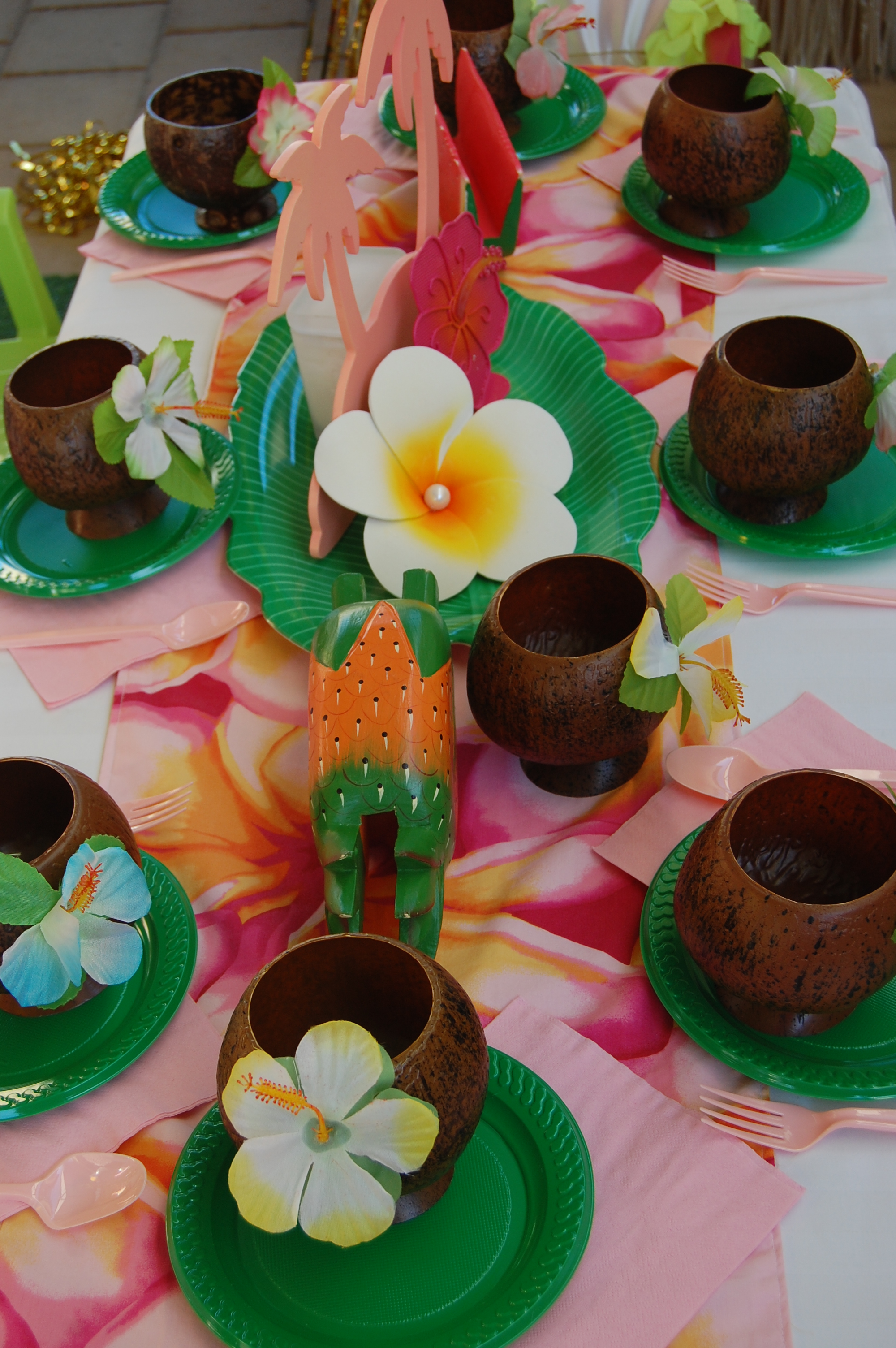Hawaiian Table Setting - Wish Upon a Party